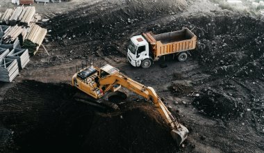 Рабочий утонул вместе с экскаватором в карьере в Акмолинской области