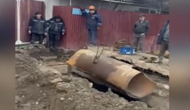 «Дом может рухнуть»: жители Алматы пережили потоп из кипятка