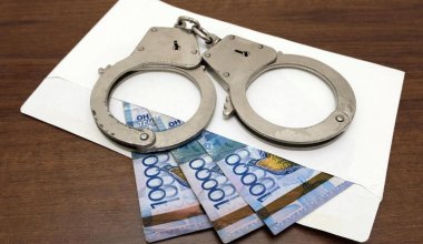 В Мангистау за крупную взятку судят следователя по особо важным делам ДЭР