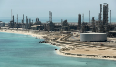 Крупнейший НПЗ в Саудовской Аравии приостановил работу после удара дрона