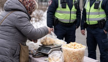 Пенсионерку оштрафовали за продажу квашеной капусты на улице в Алматы