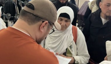 В Атырау приземлился первый самолёт с эвакуированными паломниками из СА