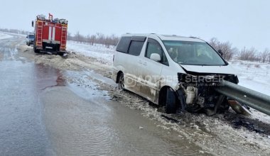Отбойник насквозь пробил авто в Актюбинской области