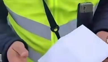 «Везде требуют деньги»: иностранец снял передачу наличных полицейскому в Казахстане