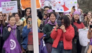 Более 100 человек вышли на акцию за права женщин в Кыргызстане