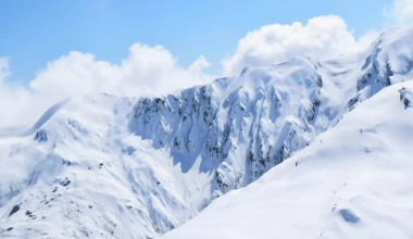 Иностранный турист упал в овраг в горах Алматы