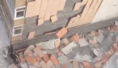 Сильный ветер сорвал часть фасада жилого дома в Астане