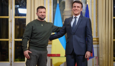 Зеленский прилетел в Париж на встречу с Макроном