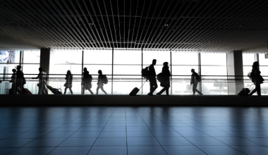 Полеты приостановили в аэропорту Дубая из-за атаки дрона