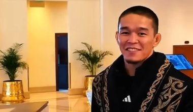 Известному бойцу подарили "женский" чапан: дизайнер указала на ошибки в национальной одежде