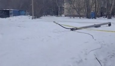 В Караганде столб насмерть придавил женщину