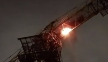 Башенный кран загорелся на стройке в Алматы