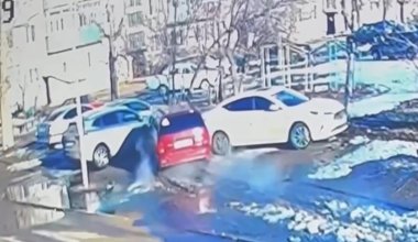 Пьяная и без прав: казахстанка снесла припаркованные автомобили