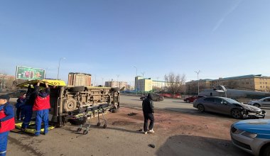 Скорая с роженицей перевернулась в Актобе, женщина получила травму головы