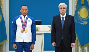 Паралимпийский чемпион Ербол Хамитов получил награду от президента