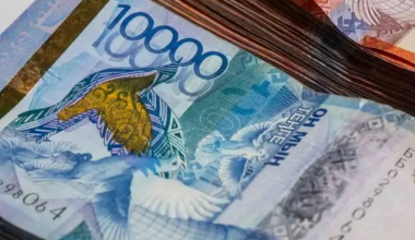Старые 10 000 тенге продлили: сколько ими можно платить