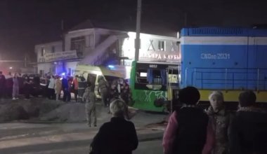 Автобус столкнулся с поездом под Алматы: есть пострадавшие
