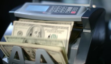 Казахстанцы бросились скупать доллары