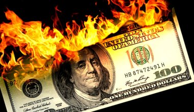 Доллар рухнул на торгах в Казахстане