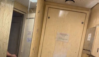 «Туалет "взорвался" прямо в вагоне»: казахстанку облило нечистотами в поезде