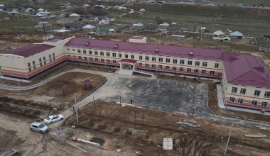 В Туркестане школа не выдержала трёх лет, ремонтируют её учителя