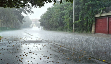 Штормовые предупреждения охватили весь Казахстан: грозы, град и шквалы