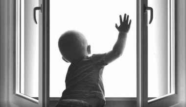 Двое детей выпали из окон в Актюбинской области