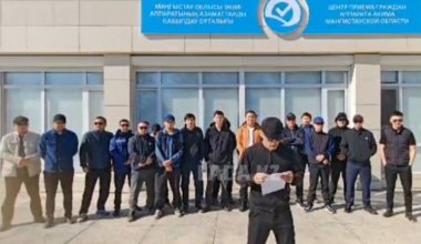 Нефтяники массово собрались перед акиматом на западе Казахстана