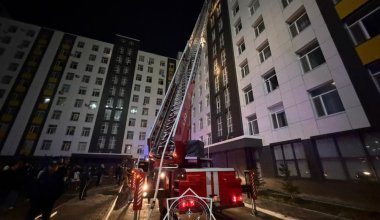 Огонь охватил шахту дома: в Астане потушили пожар в ЖК
