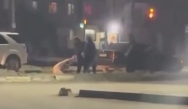 В Сатпаеве водители устроили жесткую драку во дворе