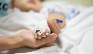 Падение кирпича на голову в Карагандинской области: ребенок в тяжёлом состоянии