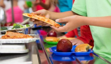 Школьное питание в Казахстане и США: чем кормят детей?