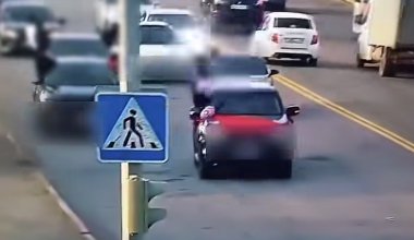 Свадебный кортеж устроил опасное шоу на дороге в Уральске