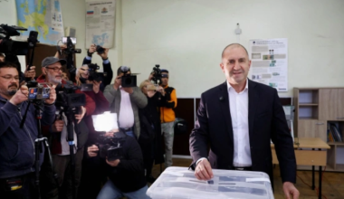 Коалиция Радева лидирует на выборах в Болгарии