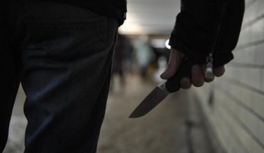 Зарезанную женщину нашли в машине в Караганде