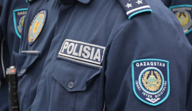 В Казахстане мужчина справил нужду на улице на глазах у полицейского