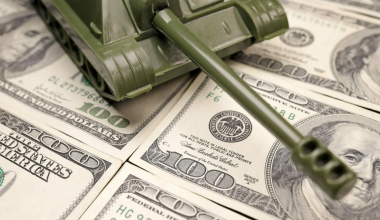 Мировые военные расходы обновили исторический максимум