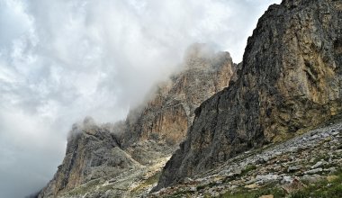 Подросток сорвался с обрыва в горах Алматы