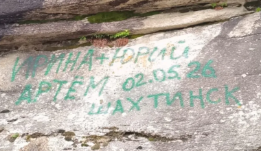 В Каркаралинске снова исписали скалы после уборки волонтёров