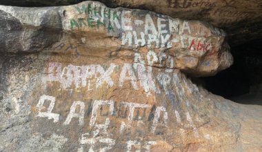 Полиция ищет вандалов, изуродовавших скалы в Каркаралинском нацпарке