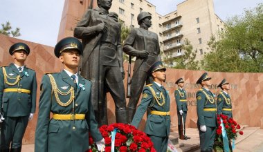 «Праздник со слезами на глазах»: Токаев поздравил казахстанцев с Днем Победы