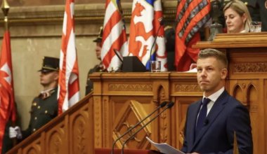 Новый премьер Венгрии призвал президента уйти в отставку