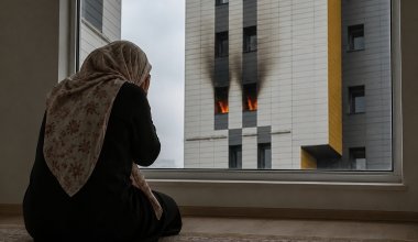 Что известно о состоянии матери после пожара, в котором погибли дети