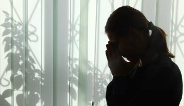 В Астане расследуют гибель внучки писателя Отебая Канахина после атаки мошенников