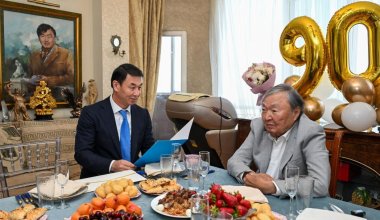 Токаев поздравил Олжаса Сулейменова с 90-летием