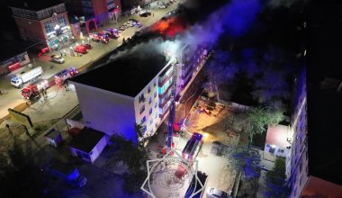50 человек эвакуировали ночью при пожаре в многоэтажке в Актобе