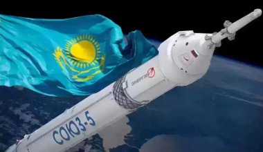 Неожиданные соседи: соколиное гнездо и ракета-носитель "Союз 5" на Байконуре