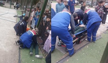 В Актобе на ребёнка рухнули футбольные ворота во дворе жилого дома