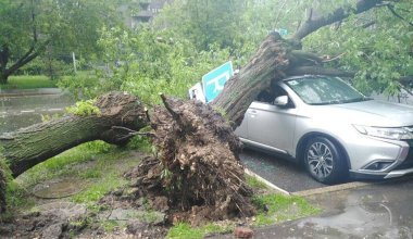 Ущерб и хаос: печальные последствия мощного урагана в Казахстане