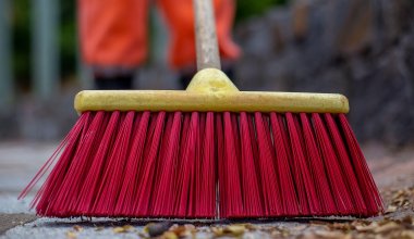 Уборщики в Казахстане зарабатывают больше учителей